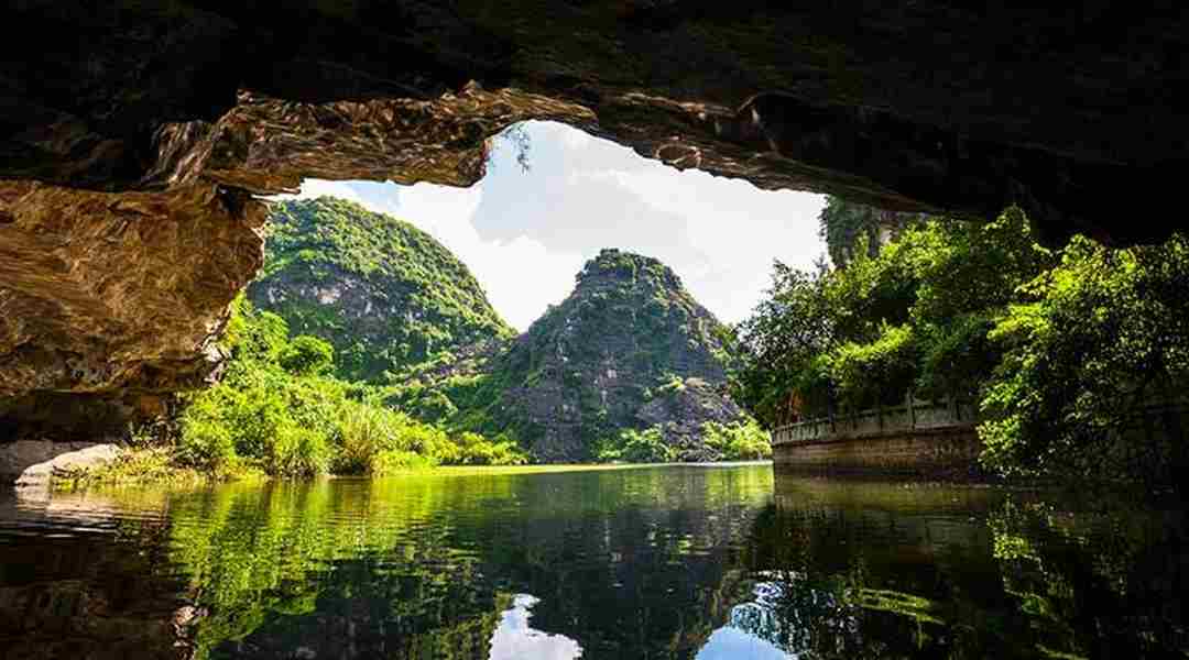 Hang Địa Linh Tràng An sẽ cho bạn những trải nghiệm bất ngờ