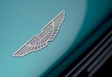 Logo Aston Martin: Biểu Tượng Cánh Chim Và Di Sản 100 Năm Logo Aston Martin khác biệt nhờ thiết kế đôi cánh mang tính biểu tượng cao
